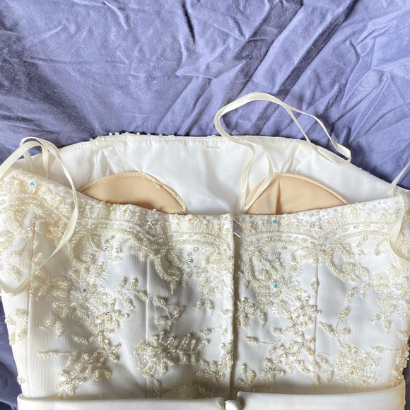 Size 0 Wedding Dress - Picture 13 of 17